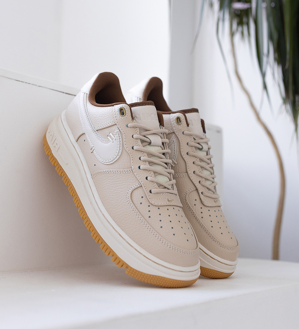 NIKE AIR FORCE 1 LUXE