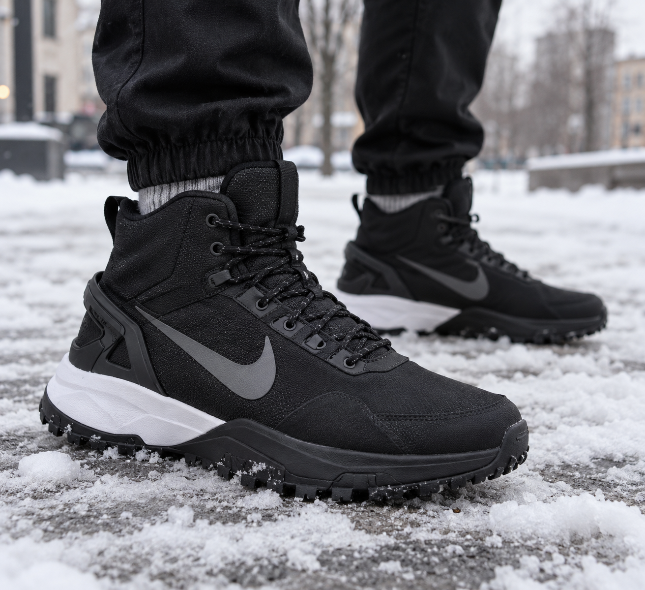 Nike Rivah Mid — крупный план на ноге