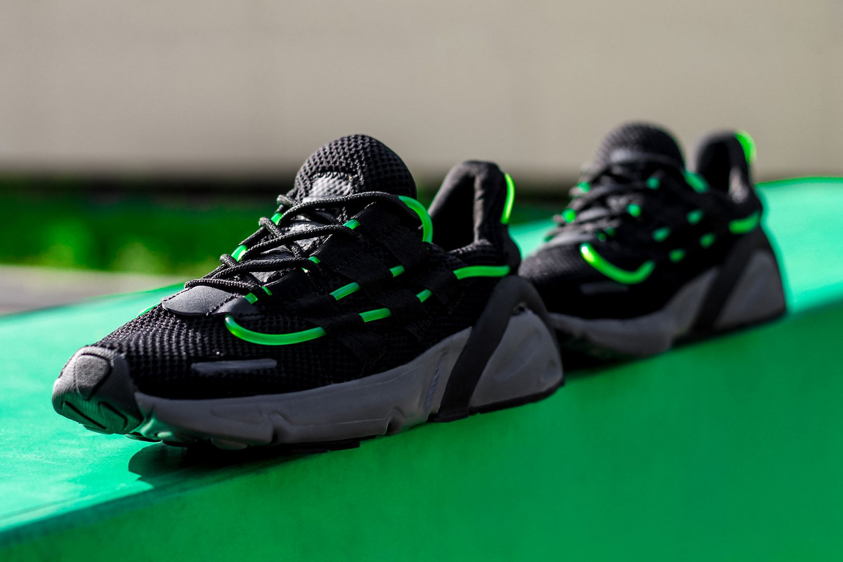 Кроссовки adidas LXCON